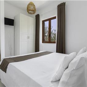 4 bedroom with pool and panoramic sea views near Serrento, sleeps 10